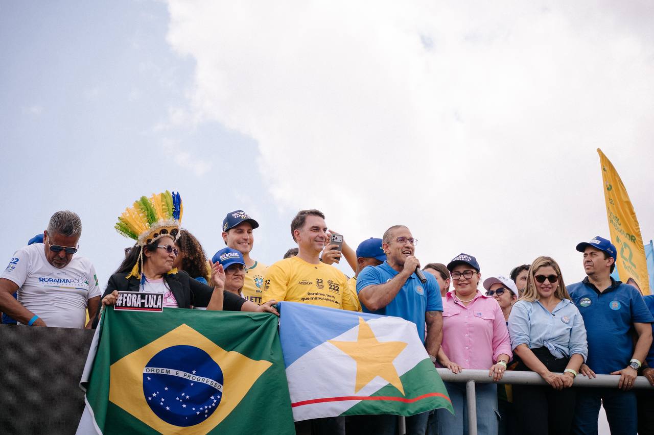 Flávio Bolsonaro reforça apoio a Arthur durante agenda política em Boa Vista