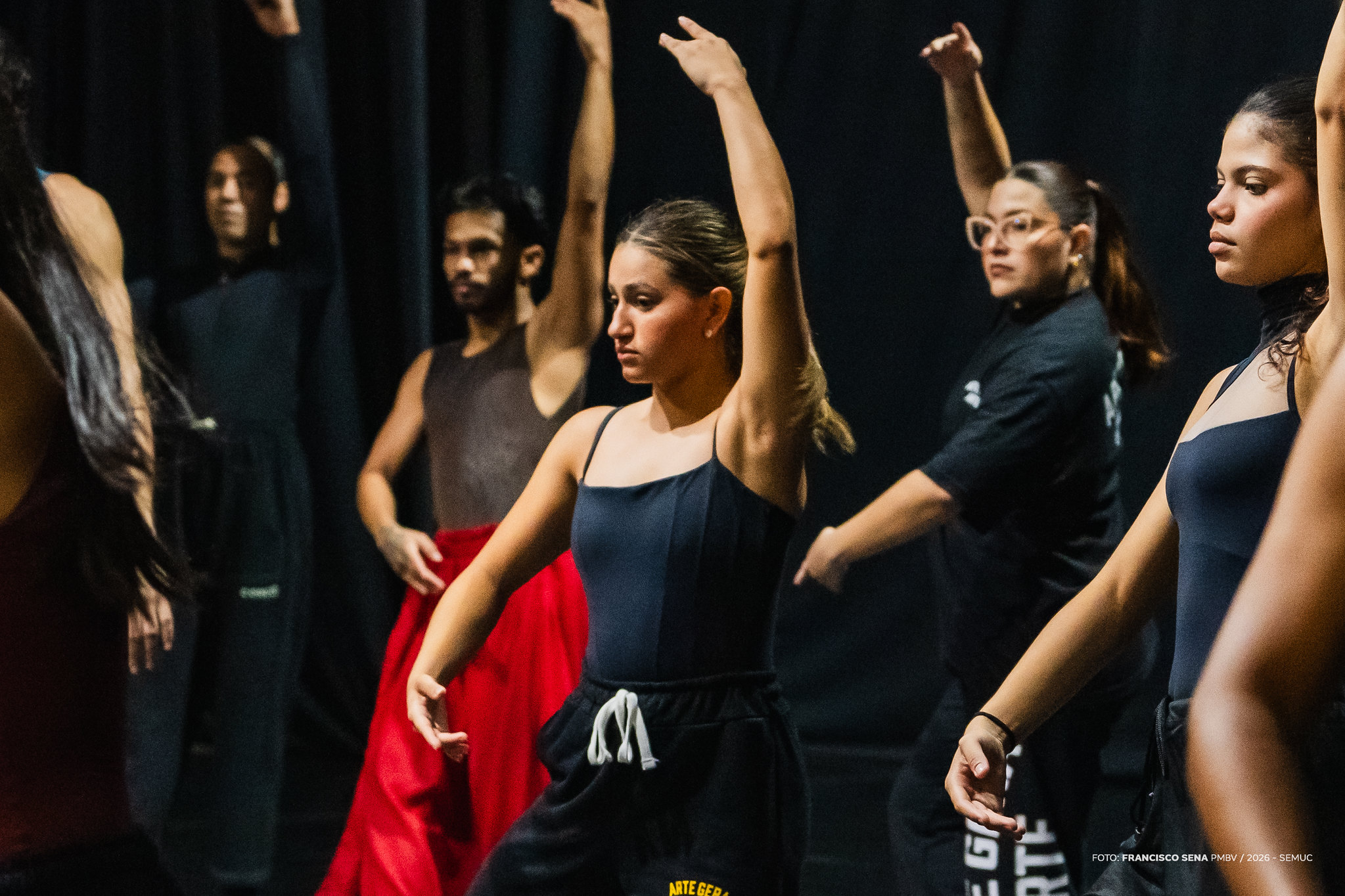 Bailarinos participam de oficina de dança contemporânea no Teatro Municipal de Boa Vista
