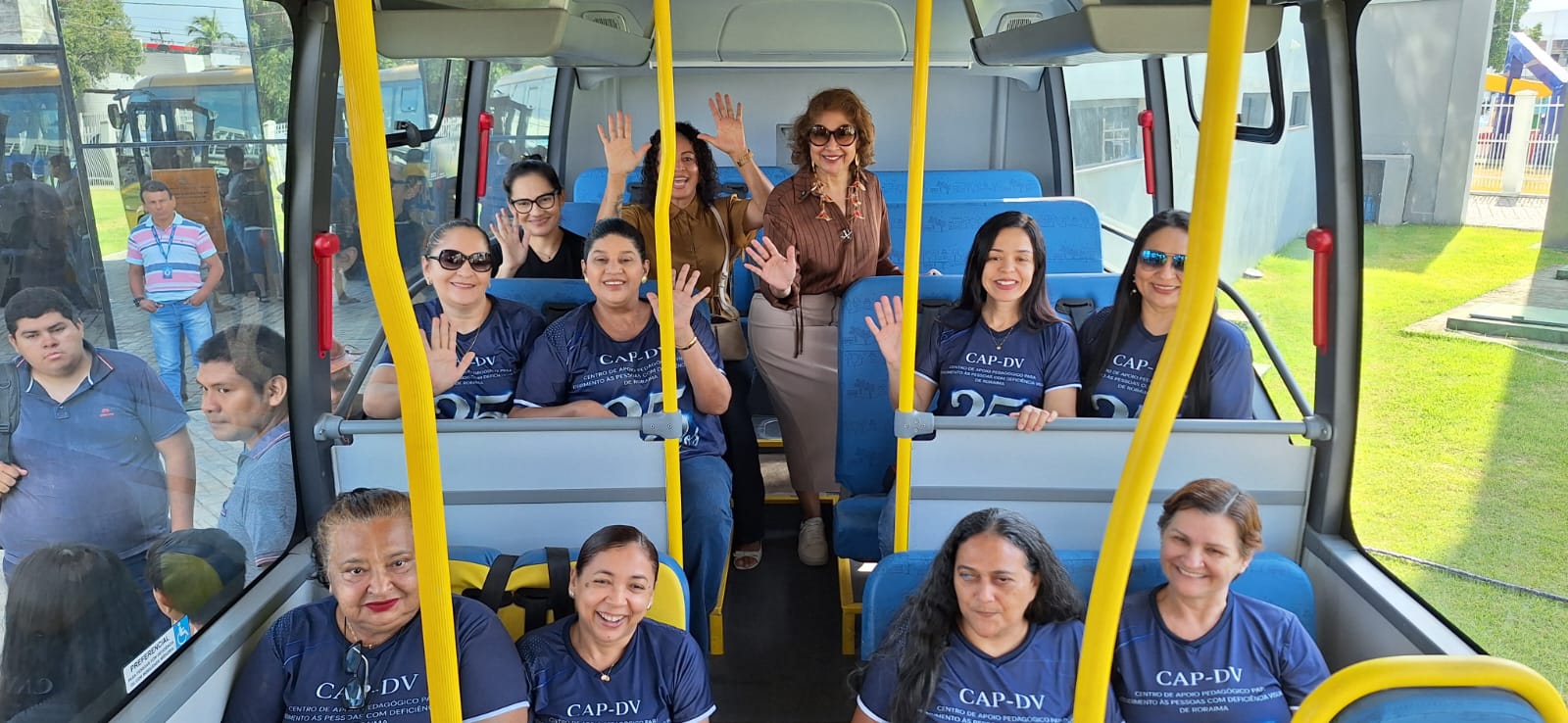 GARANTIA DE DIREITOS - Roraima entrega ônibus acessível para estudantes com deficiência visual